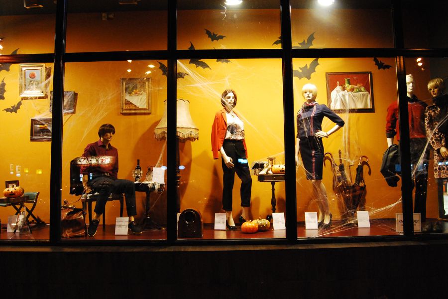 Be inspired by the most impressive Halloween store around the world